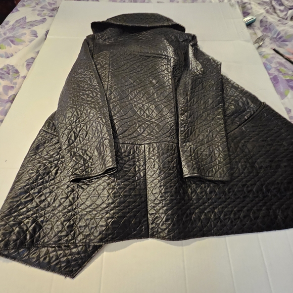 Luxurious Black Quilted Jacket - Picture 6 of 15